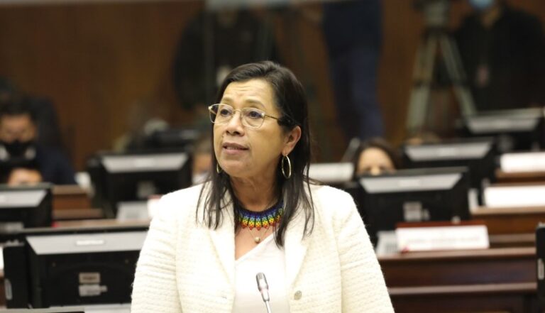 Destituyen a la presidenta de la Asamblea Nacional de Ecuador 