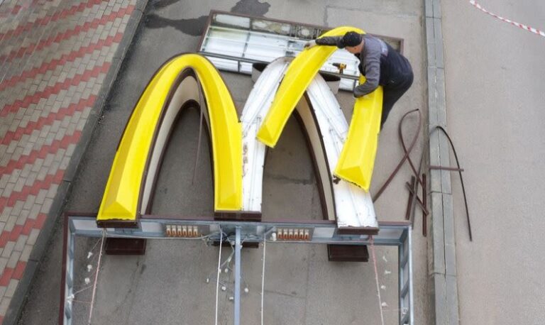 Los populares locales McDonalds reabrirán en Rusia con un nuevo logotipo