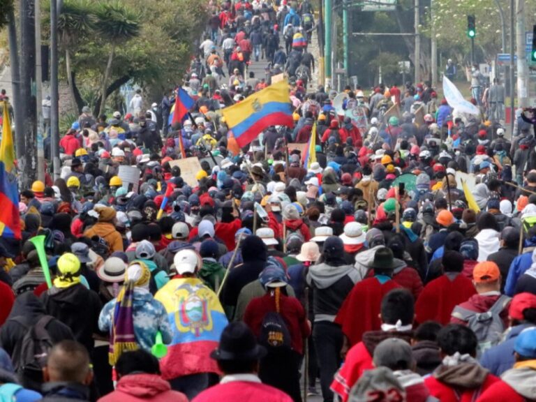 Manifestantes atacan el edificio de la Fiscalía en Quito