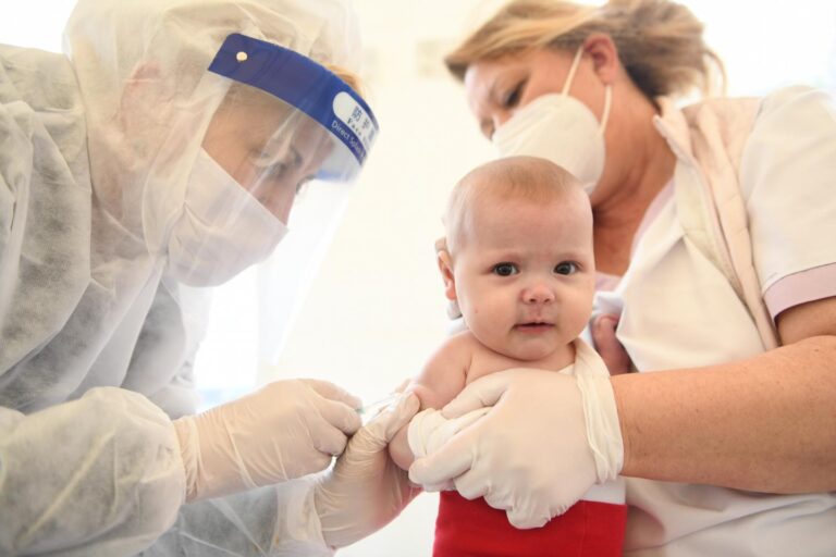 En EE.UU aprobaron las vacunas Pfizer y Moderna contra el COVID-19 para los bebés a partir de los 6 meses