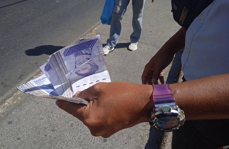 En Paraguaná incrementó la circulación de bolívares en efectivo, pero el dólar sigue ganando la carrera