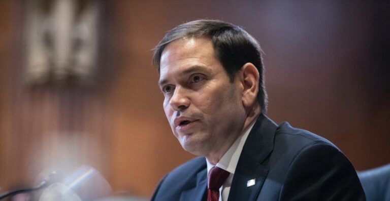 Senador Rubio solicita «alerta roja» de Interpol
