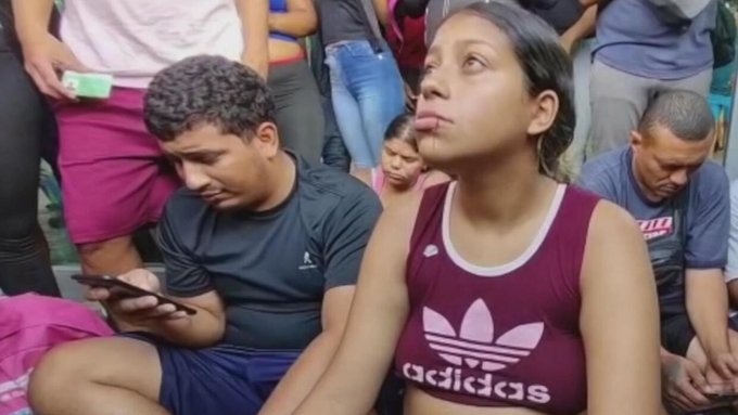 Venezolanos se cosen la boca porque no les permiten viajar a la frontera de México