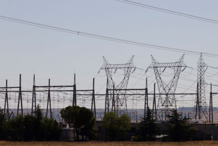 El límite del precio de la electricidad entra en vigor en España y Portugal