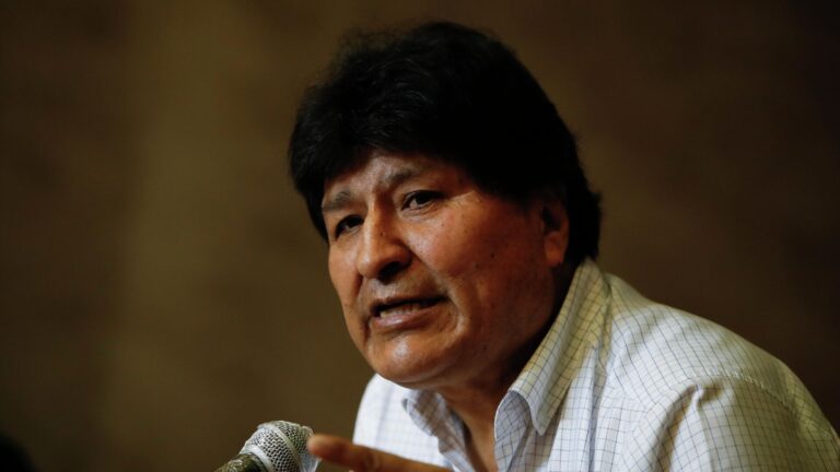 Evo Morales denuncia el robo de su celular en un acto de su partido