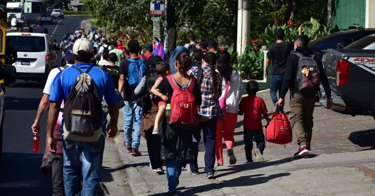 Migrantes venezolanos en caravana reciben salvoconductos en México