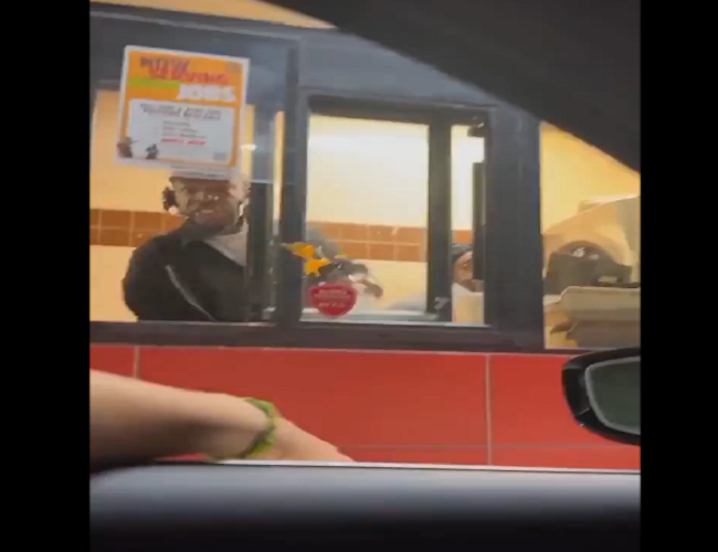 Video| Empleado de Burger King arrojó bebida a los clientes
