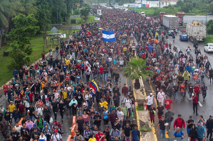 Caravana de migrantes venezolanos sigue en movimiento en el sur de México