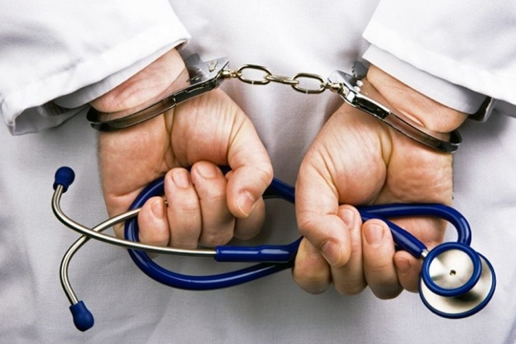 Detenidos cuatro médicos por mala praxis durante una cesárea