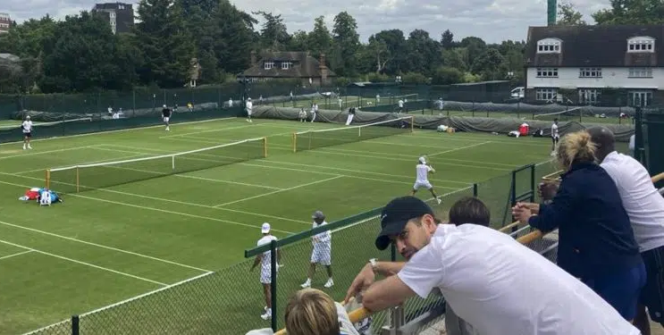 Piqué y sus hijos pasan por Wimbledon a ver la práctica de Nadal