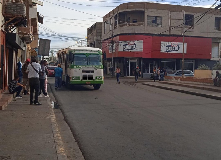 Transportistas de Los Taques y municipio Falcón con nueva ruta para cargar pasajeros en terminal Punto Fijo