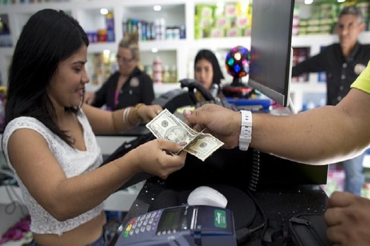 IGTF no incentiva a dejar uso del dólar sino a permanecer en la informalidad, afirma economista