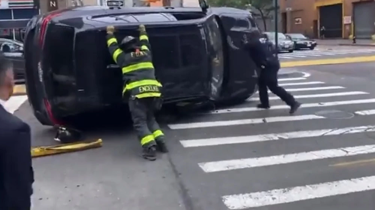 Video| bombero iba a auxiliar a pasajeros atrapados y terminó aplastado por un carro