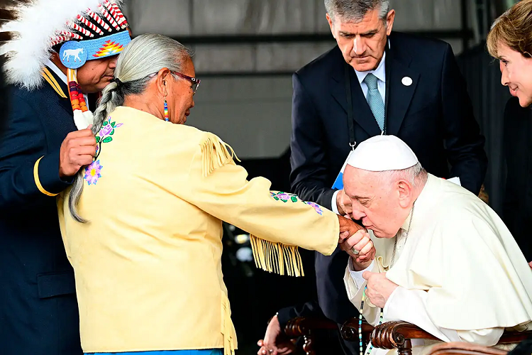 Papa pide perdón por abusos de la Iglesia contra indígenas de Canadá