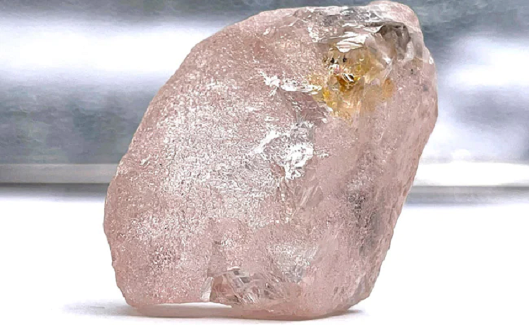 Encuentran un diamante rosa, el más grande en 300 años