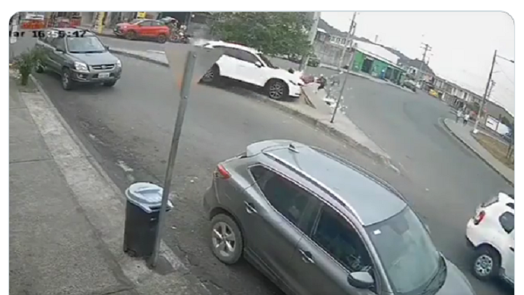 Video| Pareja de venezolanos fue arrollada por un vehículo en Guayaquil 