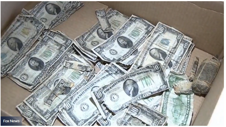 Hombre remodelaba su casa y encontró miles de dólares enterrados bajo su patio