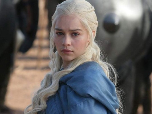 Emilia Clarke de Game of Thrones revela que le “faltan” partes del cerebro