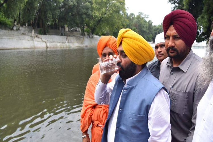 Gobernador de India tomó agua de río contaminado para demostrar que era segura y terminó en el hospital