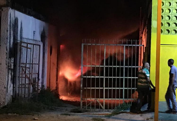 Fuerte incendio afecta a cinco vehículos en San Rafael de Carvajal
