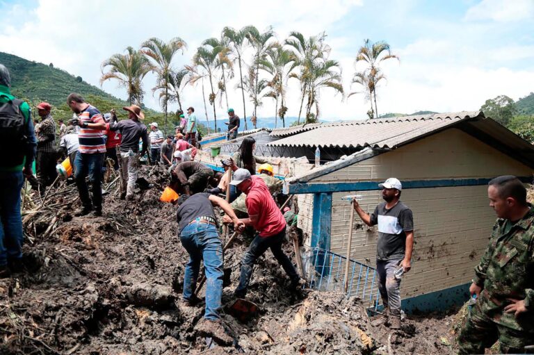Tres niños muertos por deslizamiento de tierra en Colombia