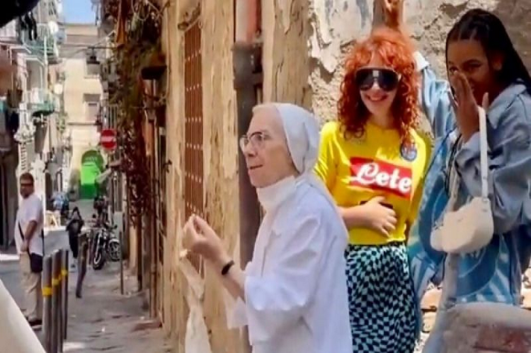 “Es el diablo”: Monja separa en plena calle a mujeres que se estaban besando