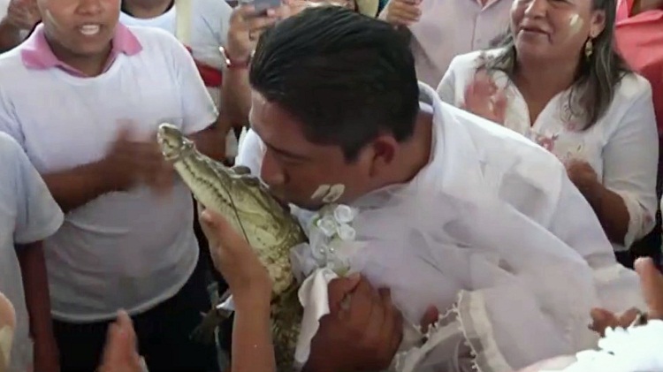 Alcalde se casa con un caimán para atraer la abundancia