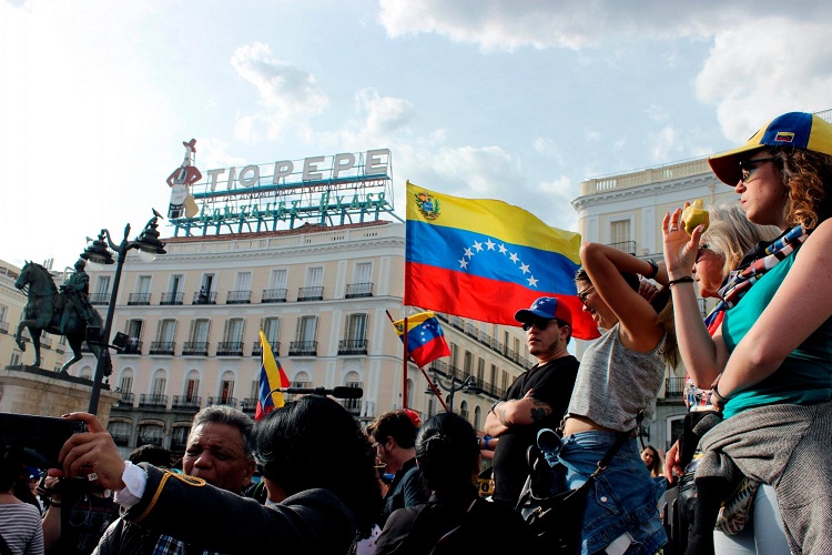 España aprobará medida que puede beneficiar a migrantes venezolanos