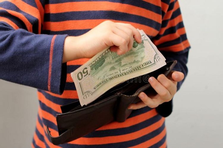 Niño de nueve años llevó casi 800 dólares al colegio y lo repartió con sus compañeros