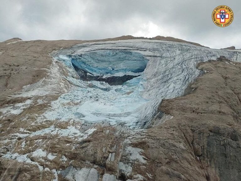 Italia: al menos seis muertos en los Alpes tras el desprendimiento de un glaciar