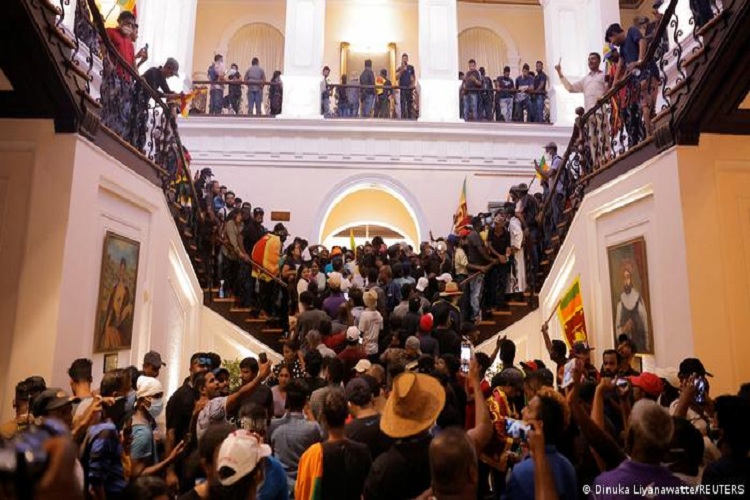 Multitud invade residencia del presidente de Sri Lanka