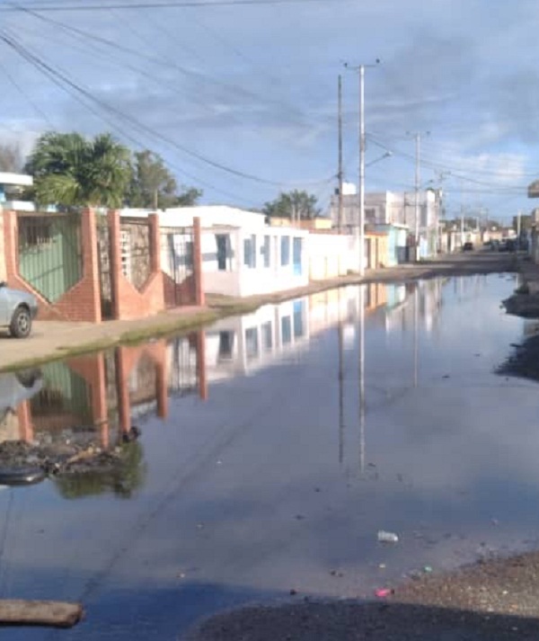 Lluvias del miércoles desbordan cloacas en Menca de Leoni