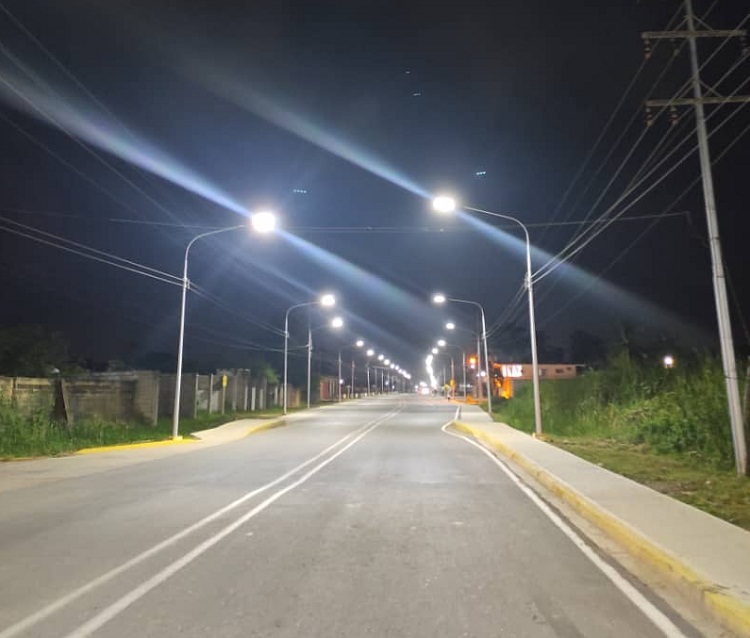 Corpoelec optimiza el alumbrado público en Tucacas con sistema LED