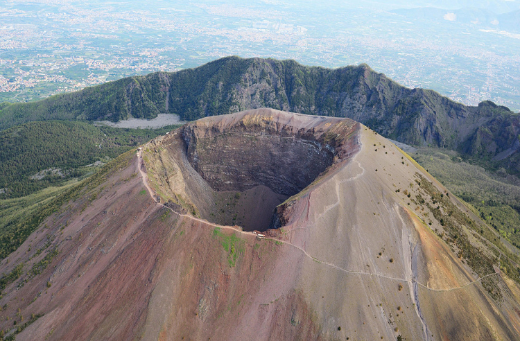 Turista cae al cráter de volcán después de tomarse una selfie y sobrevive