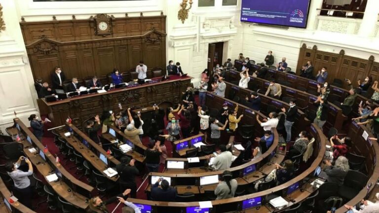 Asamblea chilena cierra sus funciones y entrega a Boric propuesta de nueva Constitución