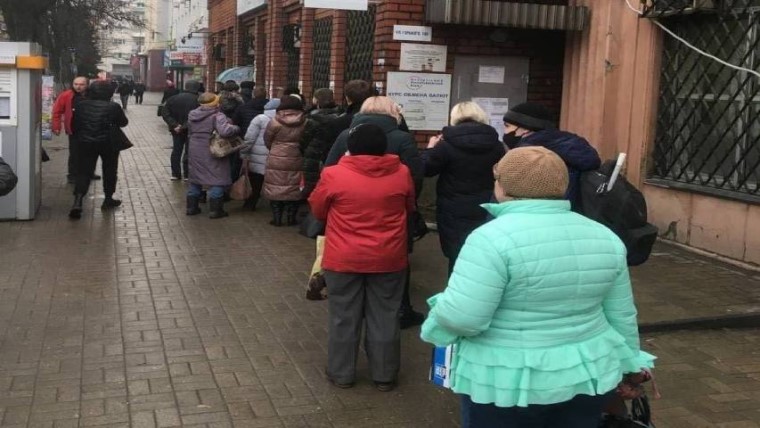 Civiles evacúan el Donbás ante imparable avance de Rusia
