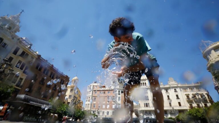 Ola de calor alcanza su pico en España y los incendios se extienden