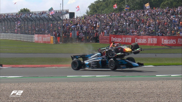 Impactante accidente en la carrera de F2 en Silverstone