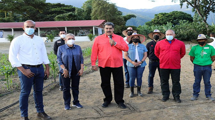 Maduro entrega viviendas a familias desalojadas en Villa Zamora de Miranda