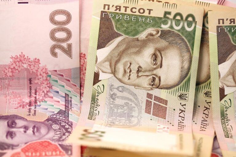 Banco Central de Ucrania devalúa la moneda en un 25%