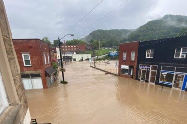 Se elevan a 15 los muertos por inundaciones en EEUU