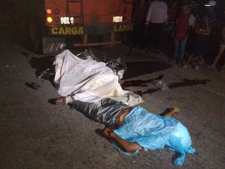 Mueren hermanos al colisionar moto contra gandola en el Limoncito, Falcón
