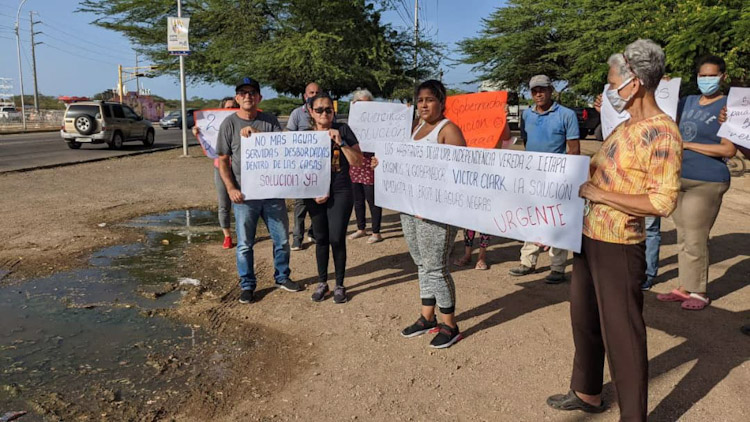 Vecinos del sector Independencia de Coro exigen reparación de botes de aguas servidas