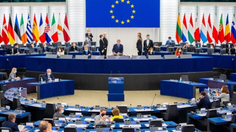 El Parlamento Europeo aprobó una nueva ley para regular a los gigantes digitales