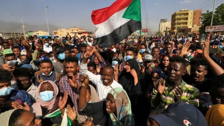 Miles de personas salen a protestar en Sudán