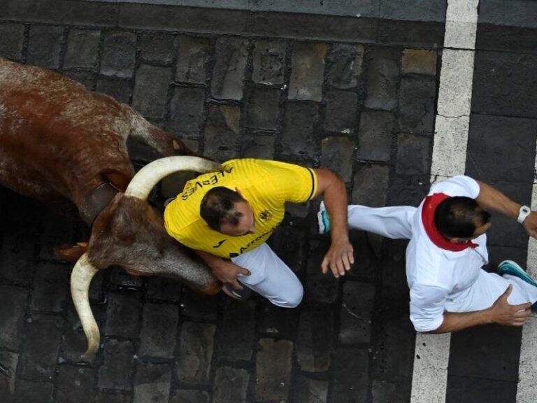 Cinco hospitalizados en el primer encierro de toros de Pamplona