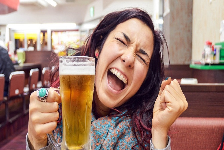 Beber cerveza con moderación mejora la flora intestinal, según estudio