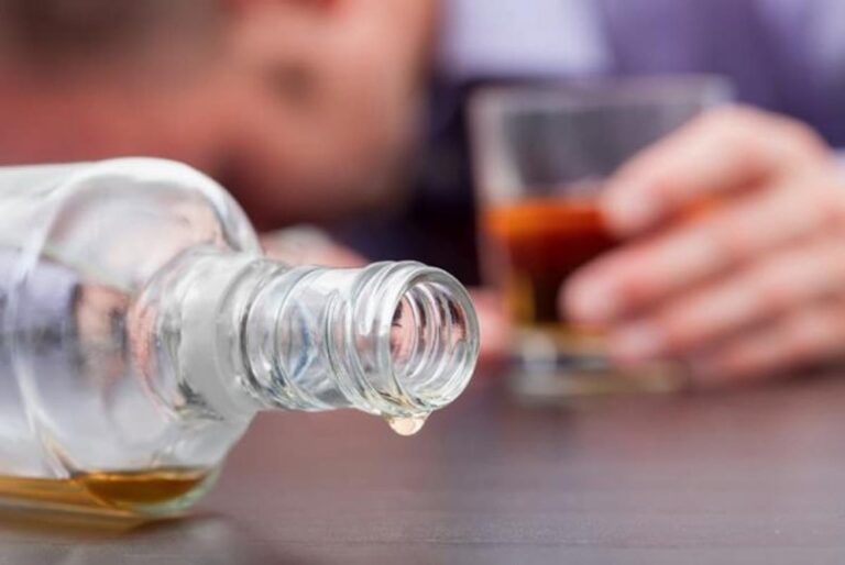 Mueren al menos 42 personas por consumir alcohol adulterado en la India