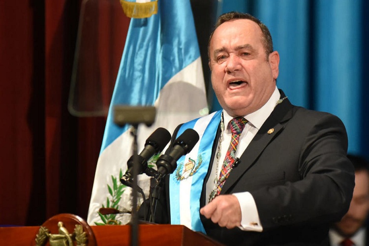 El presidente de Guatemala resultó ileso tras un ataque a su comitiva