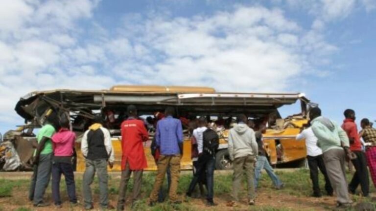 Una treintena de muertos al caer un autobús de un puente en Kenia